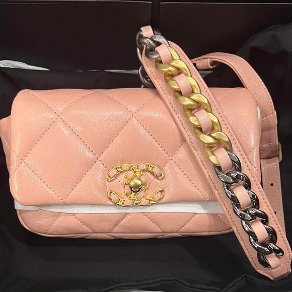 SOLD 🔴 C H A N E L 🖤 C19 belt bag with ombré chain CC waist bag ghw lambskin shw - Picture 2 of 11